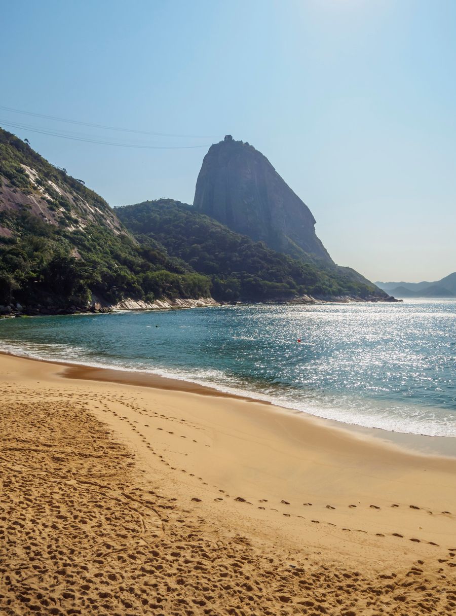 Praia Vermelha com o Pão de Açúcar ao fundo, no Rio de Janeiro