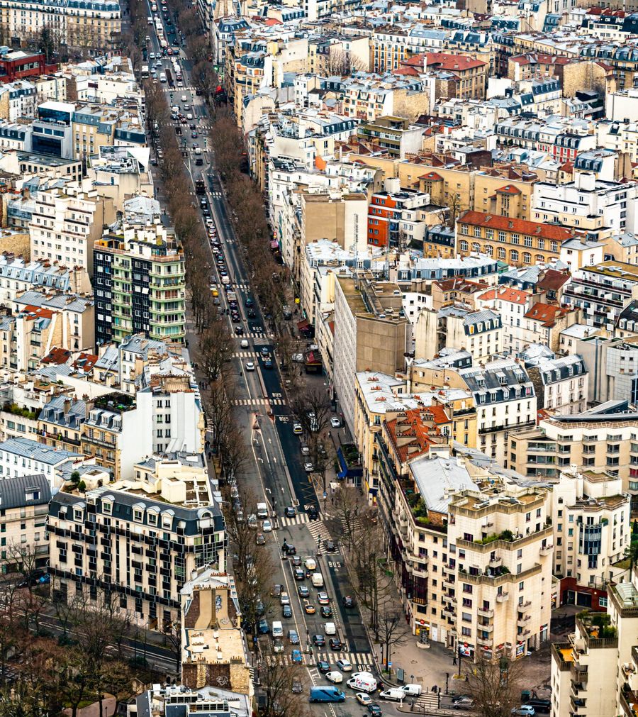 Vista aérea de avenida e prédios clássicos de Paris